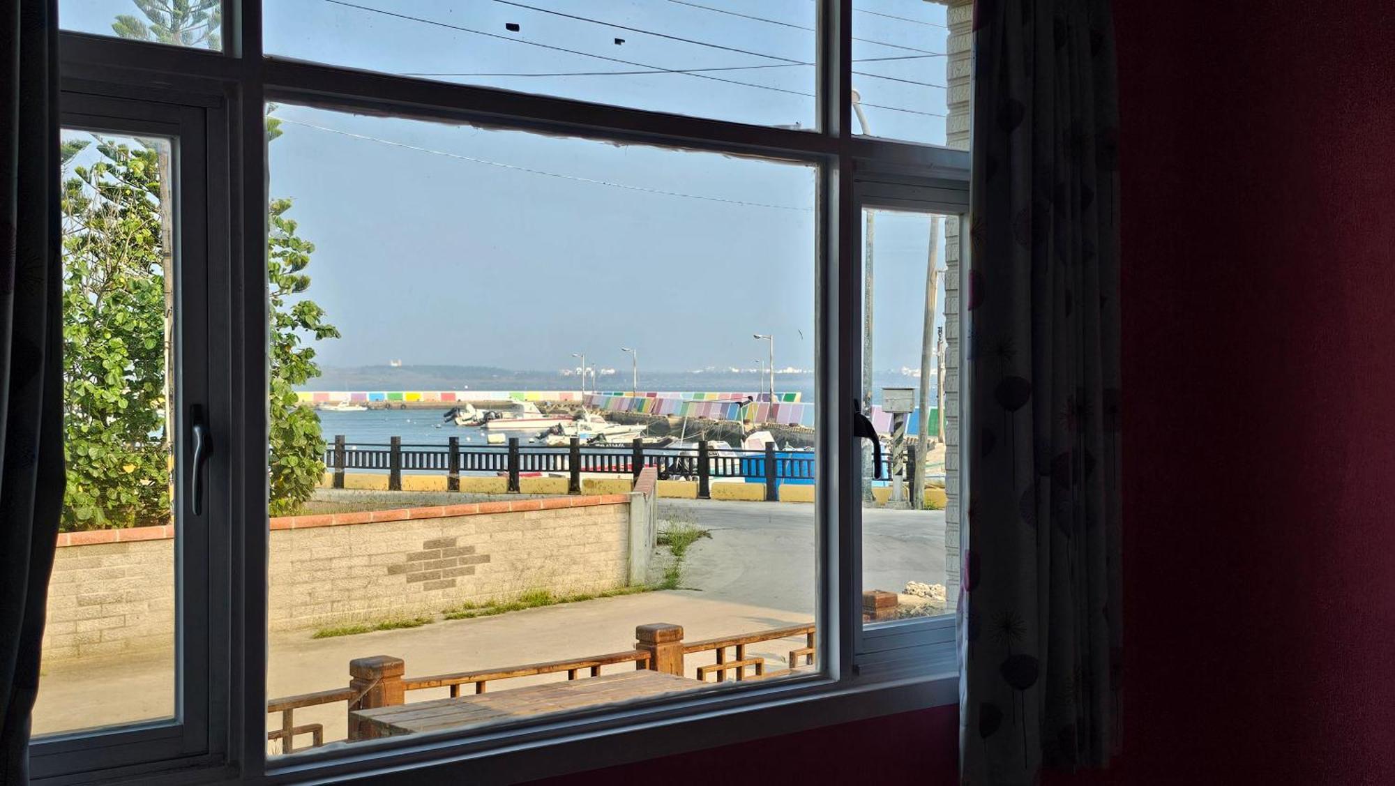 Sea Front Homestay Манонг Екстериор снимка